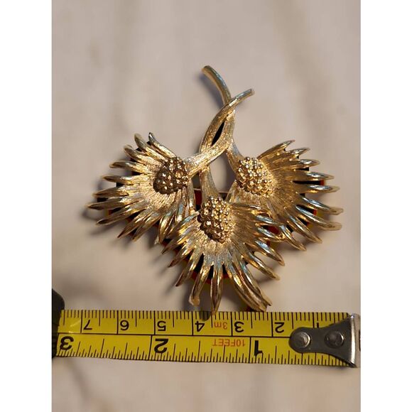 Vintage 80s LISNER women’s signed gold toned brooch and matching earrings set - Picture 6 of 9